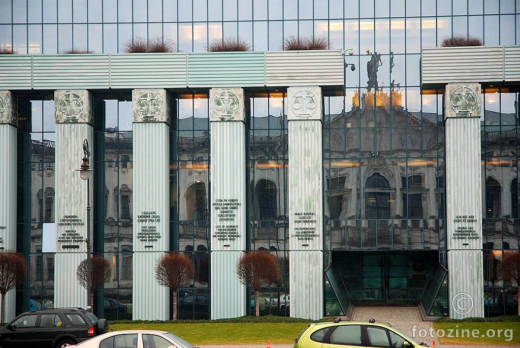 Warszawa, Palača Krasinskich zrcali u zgradi suda