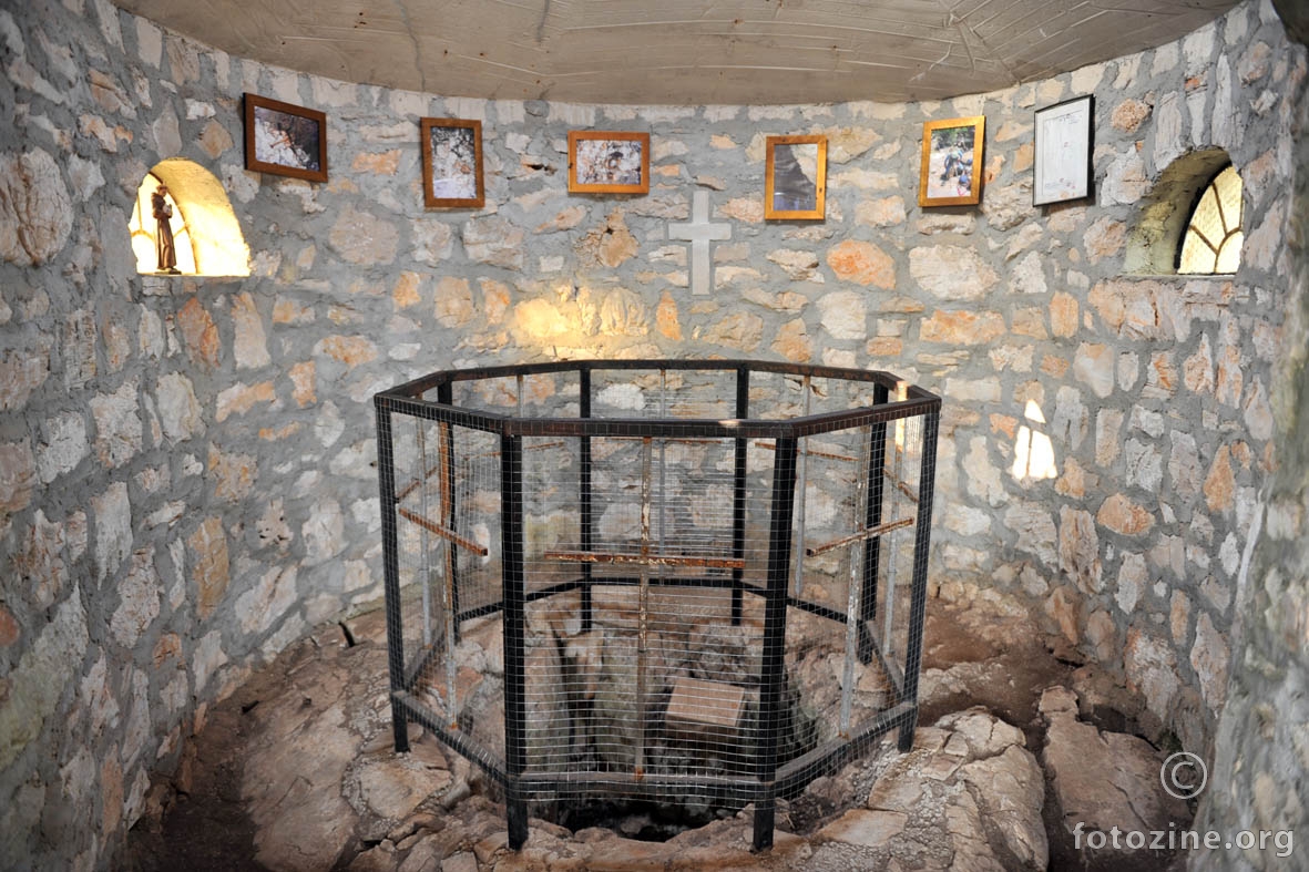 ulaz u jamu  - kapela Svih Svetih - Kamenjak