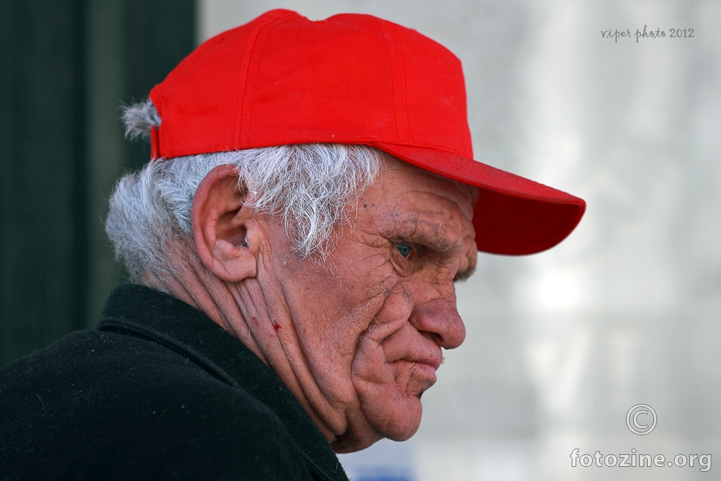 čovjek s crvenom kapom