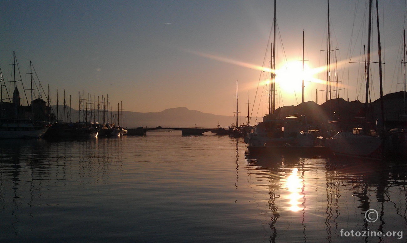 Rano jutro u Trogirskoj luci