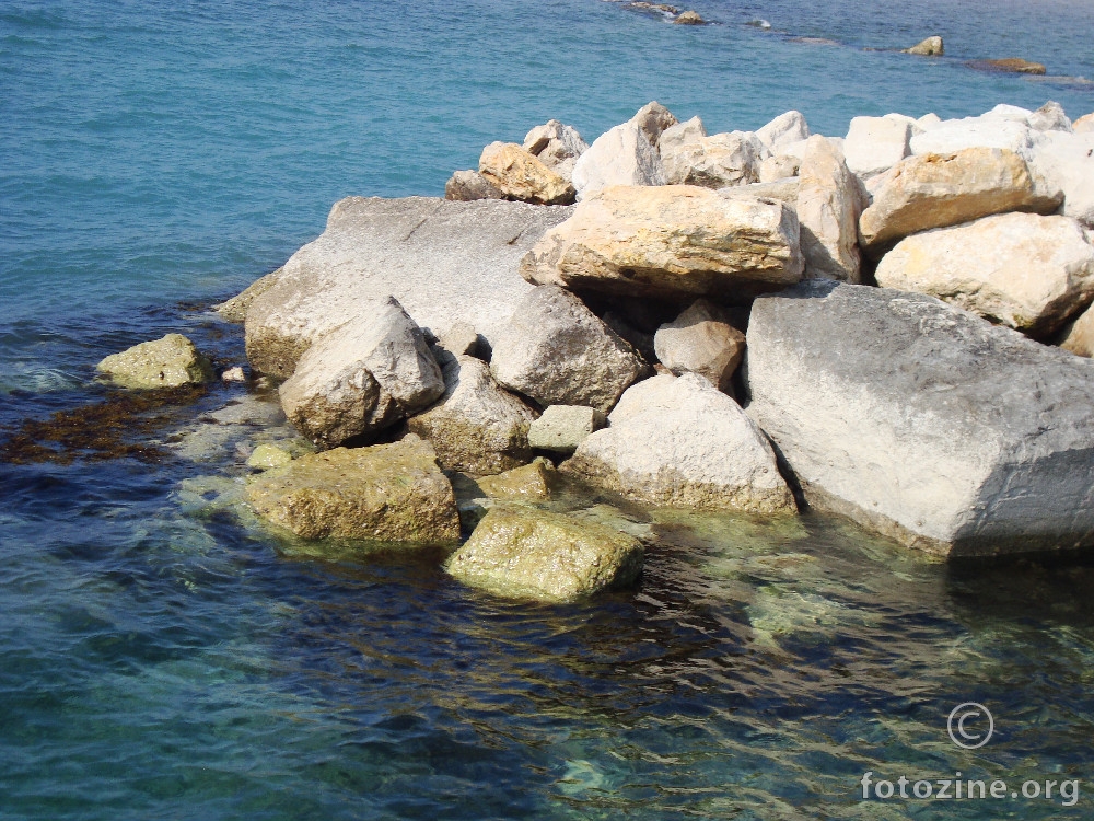 kamenje i more