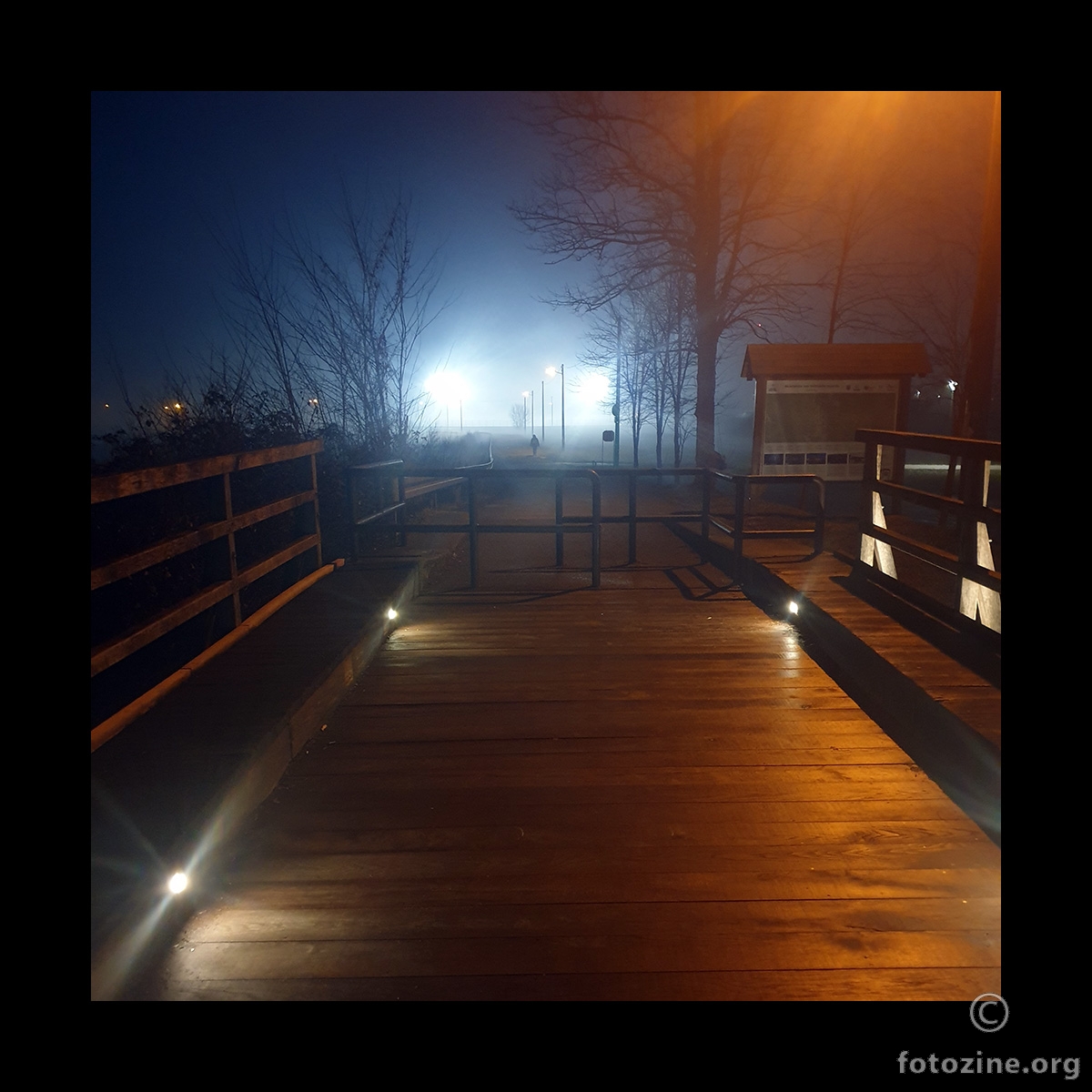 Magla na drvenom mostu