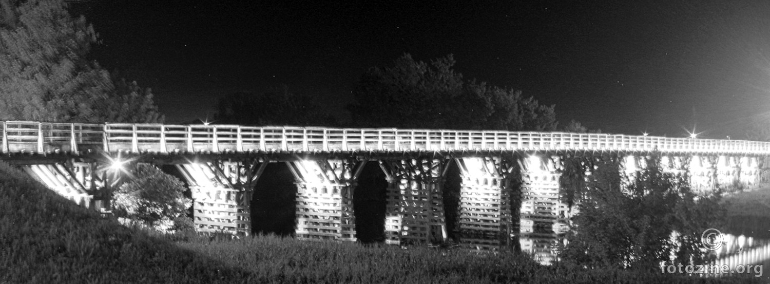Drveni most na Korani osvjetljen 