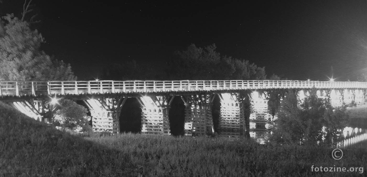Osvjetljeni drveni most by night 