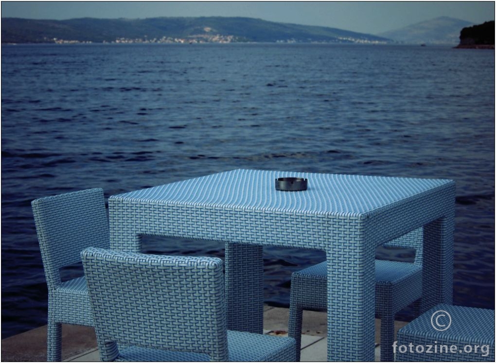 stol pored mora