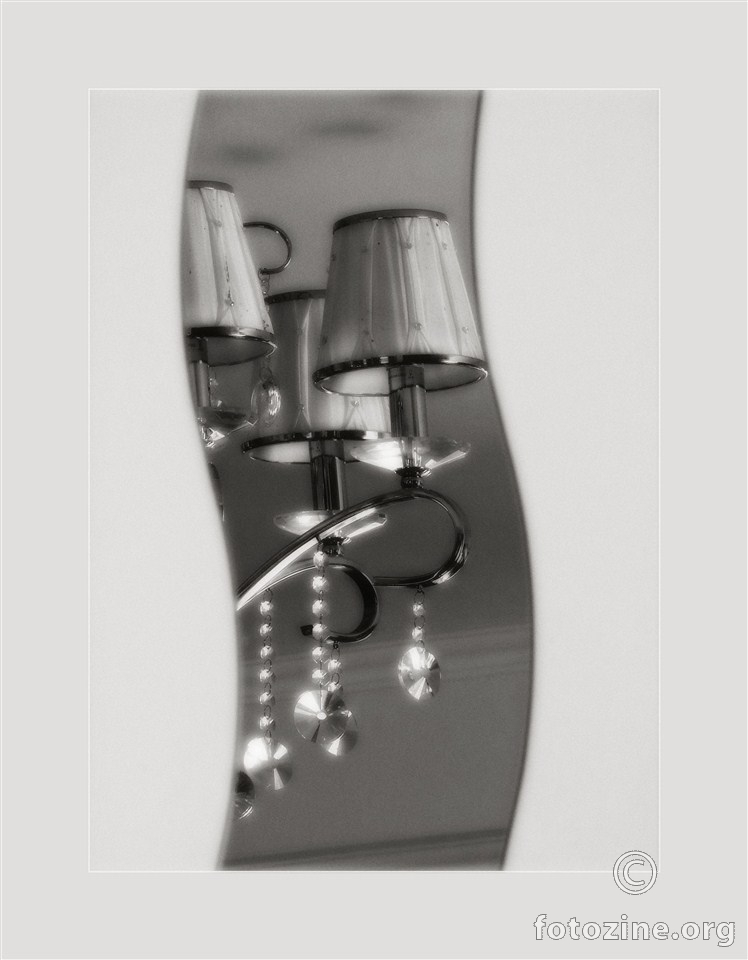 zidno zrcalo (valovito izrezano) sa dijelom slike "nijanse sivog 2"