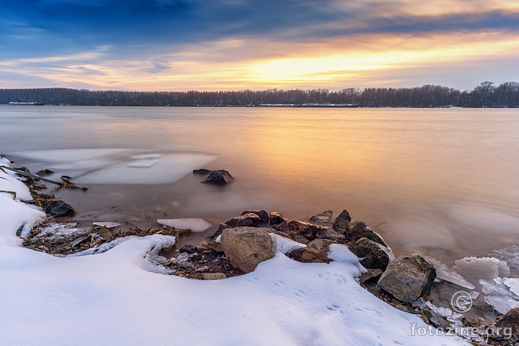 Zalazak sunca na reci zimi