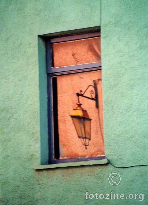 Lampa u prozoru