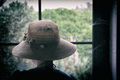 šešir u prozor…